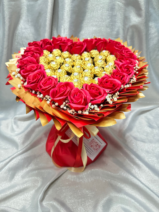 Herzförmiger Strauß mit Seifenrosen und Ferrero Rocher