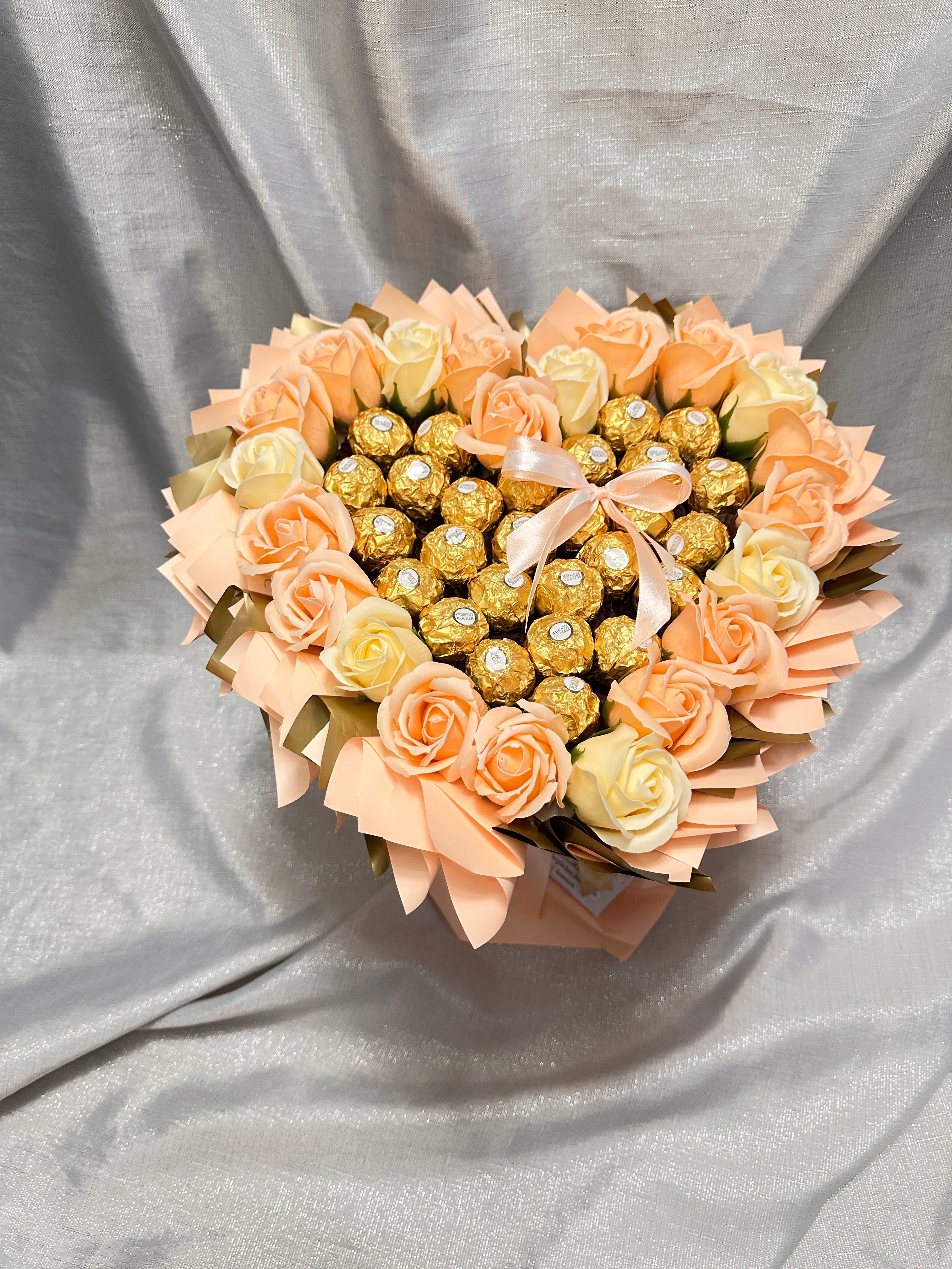 Herzförmiger Strauß mit Seifenrosen und Ferrero Rocher