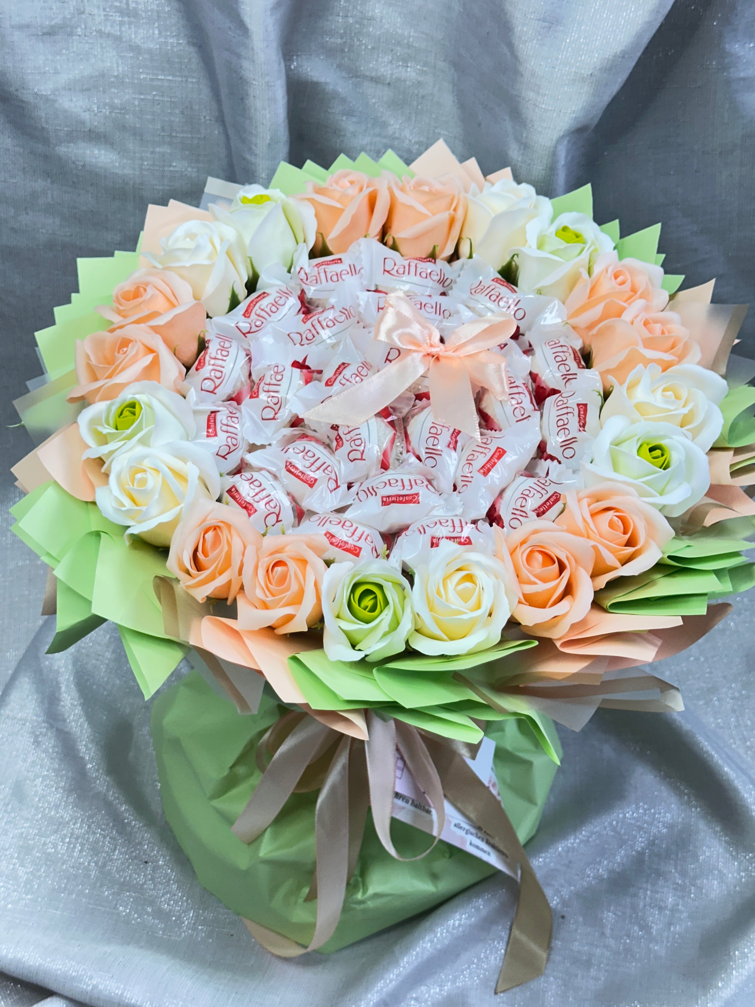 Runder Strauß mit Seifenrosen und Raffaello