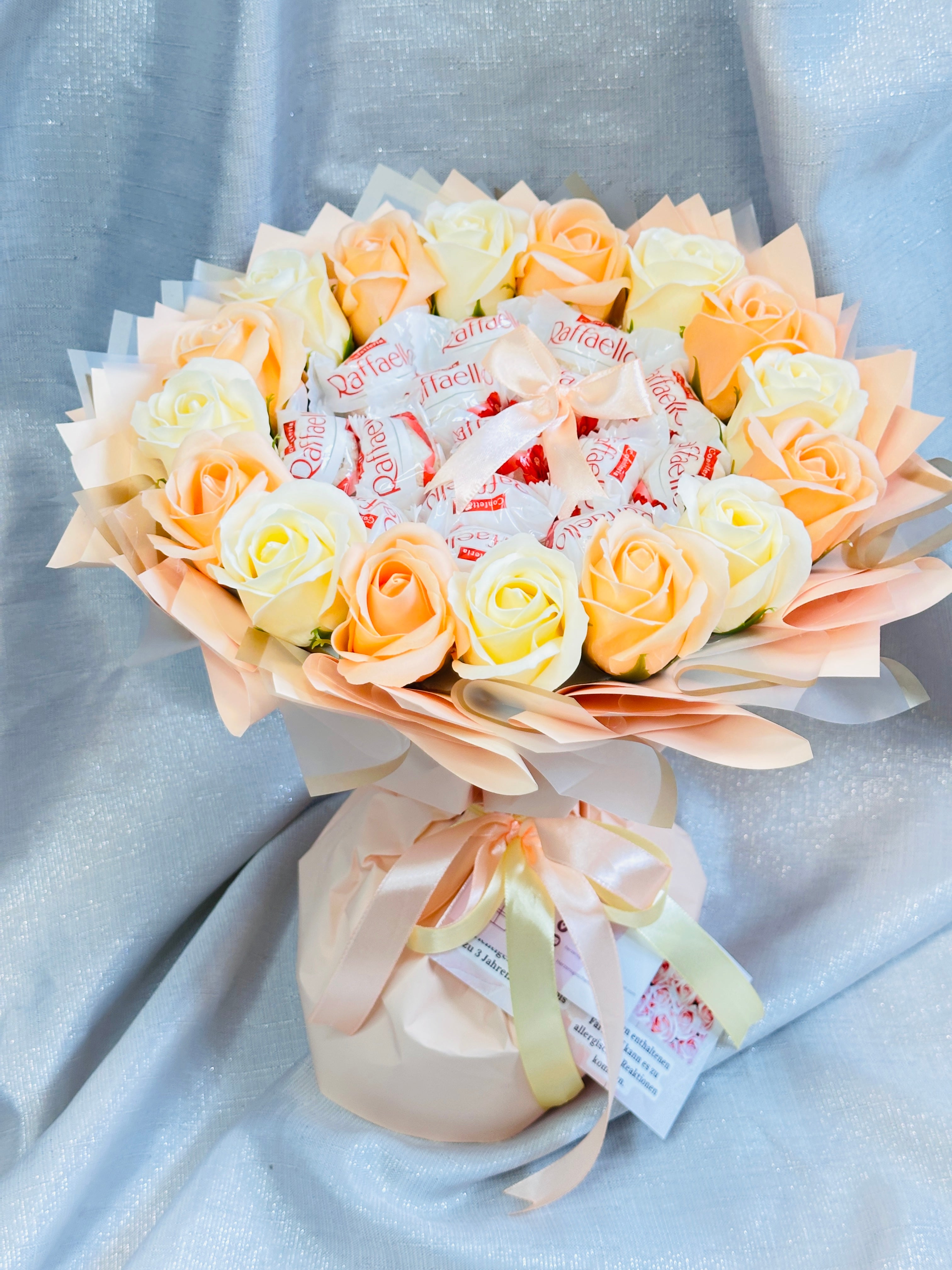 Runder Strauß mit Seifenrosen und Raffaello