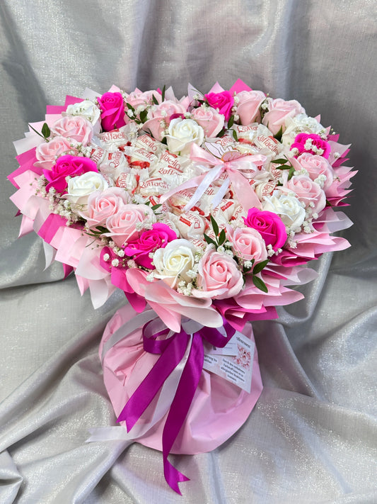 Herzförmiger Strauß mit Seifenrosen und Raffaelo