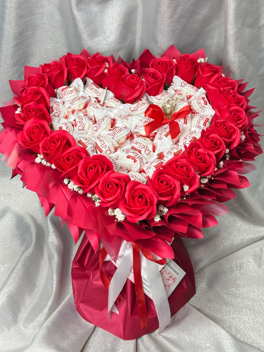 Herzförmiger Strauß mit Seifenrosen und Raffaelo