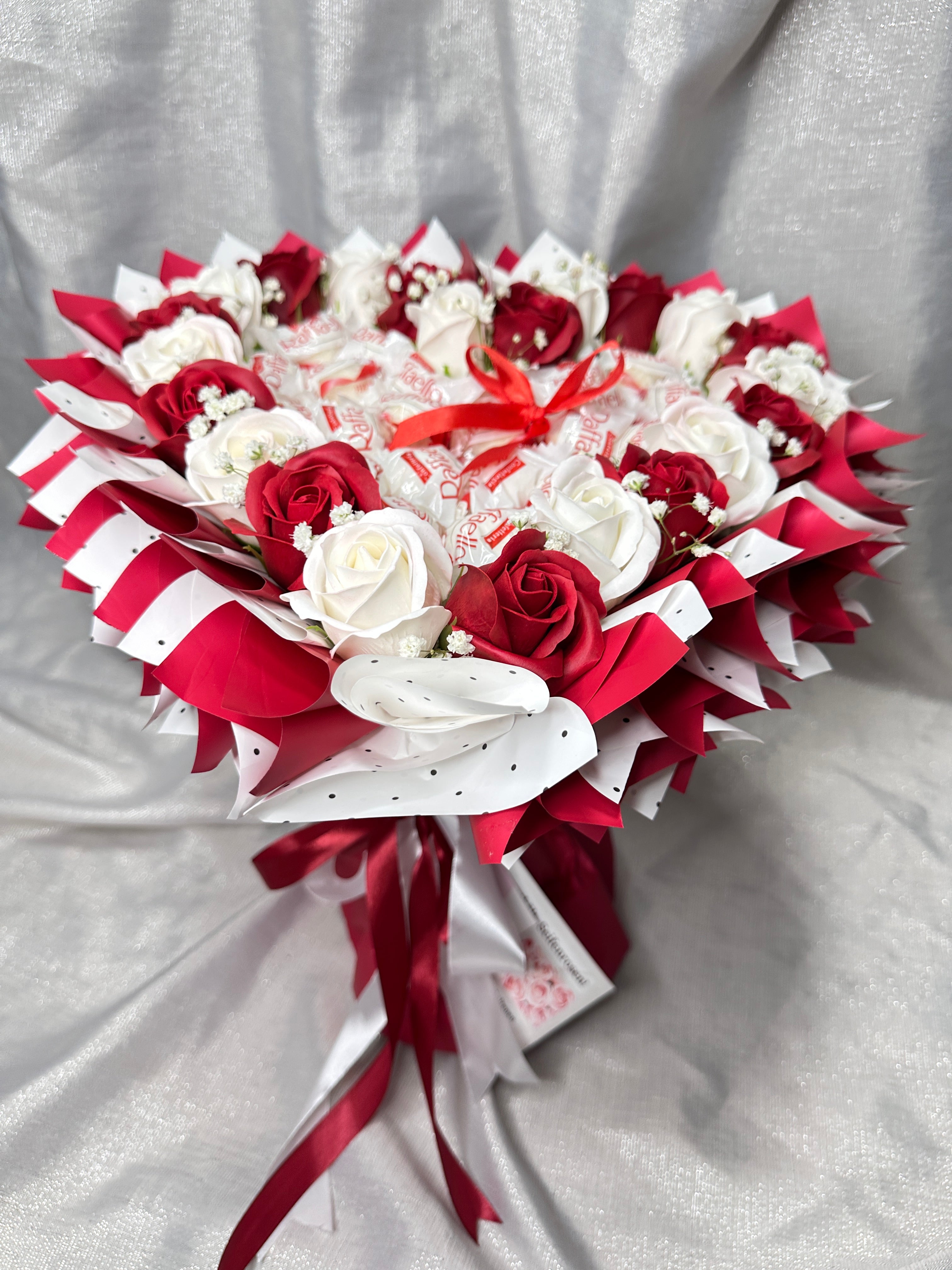 Herzförmiger Strauß mit Seifenrosen und Raffaelo