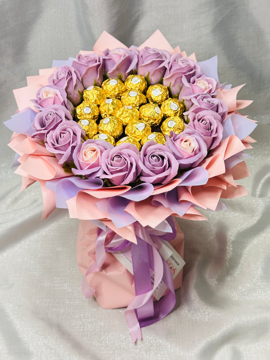 Runder Strauß mit Seifenrosen Rand und Ferrero Rocher