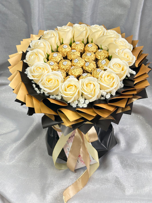 Runder Strauß mit Seifenrosen Rand und Ferrero Rocher