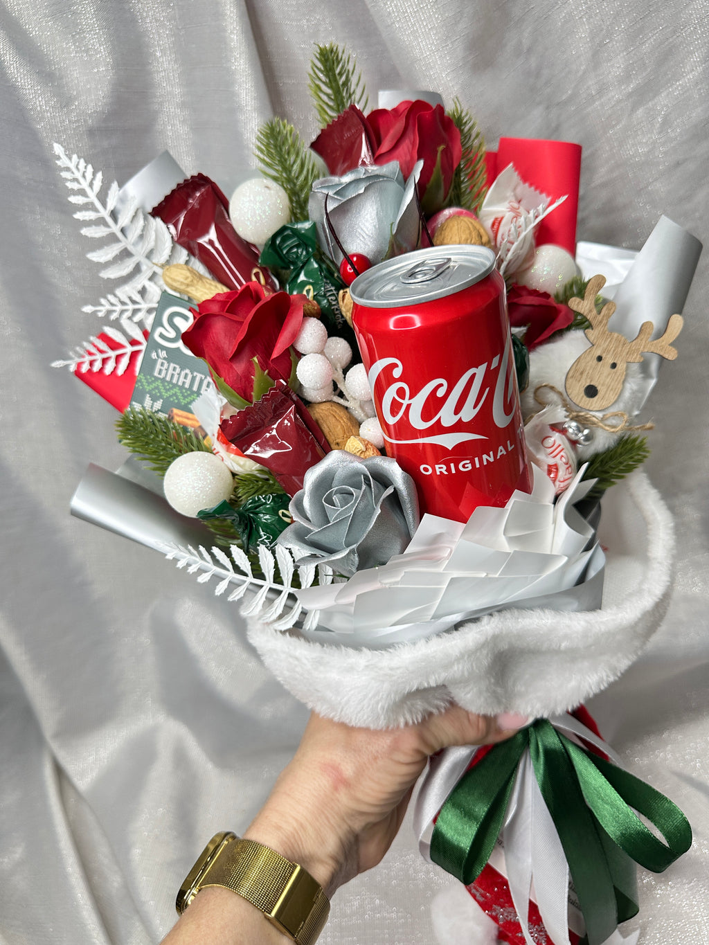 Strauß in Weihnachtsmütze mit verschienen Süßigkeiten