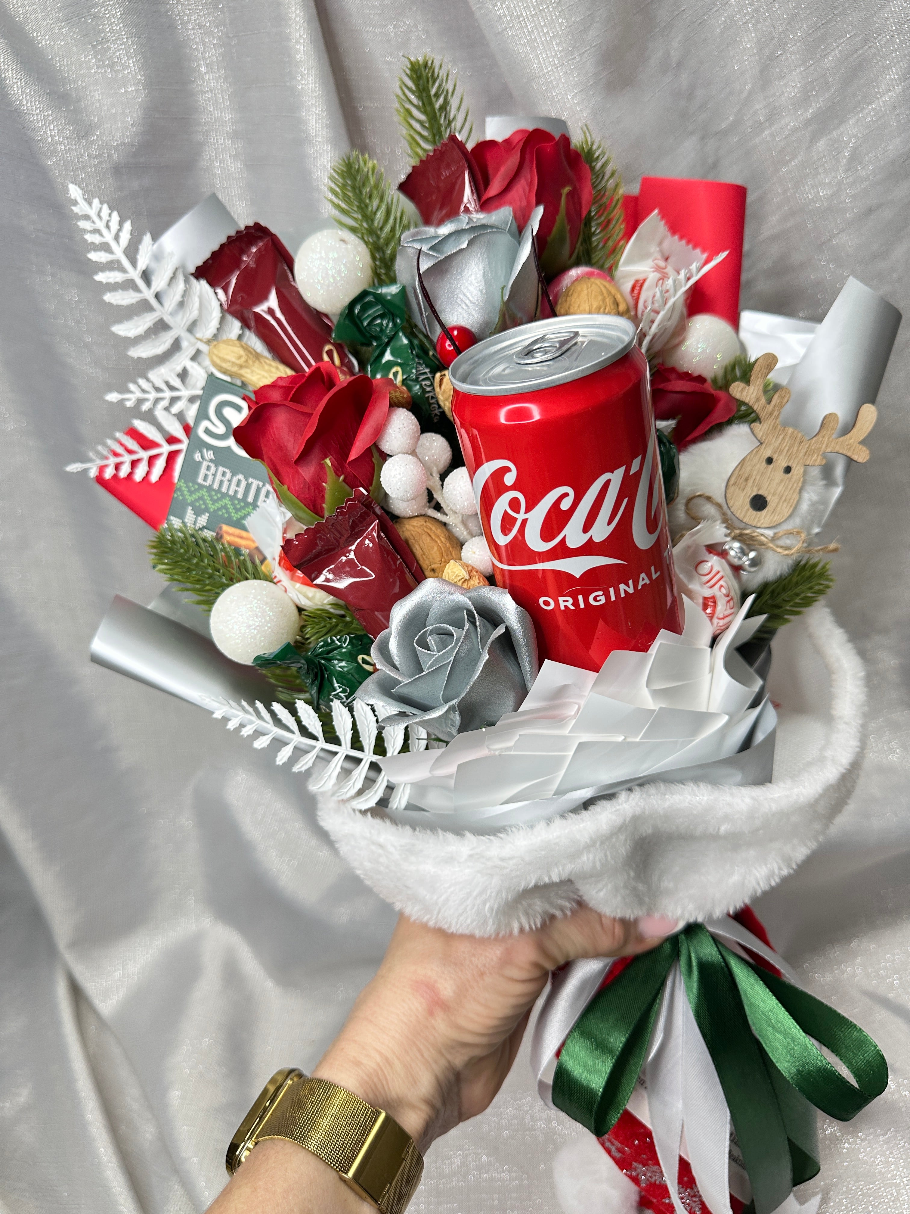 Strauß in Weihnachtsmütze mit verschienen Süßigkeiten