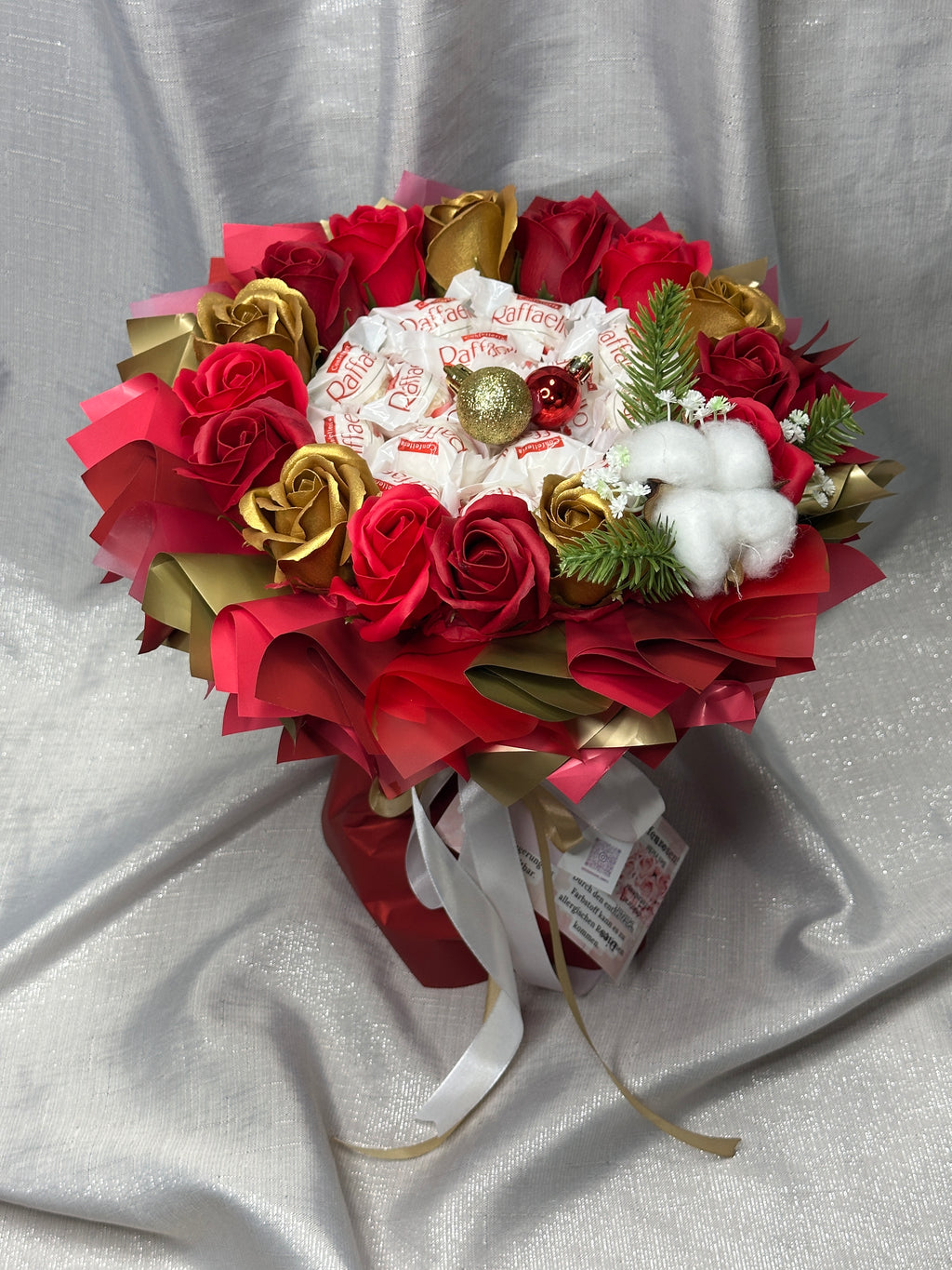 Weihnachtlicher Strauß mit Seifenrosen und Raffaello