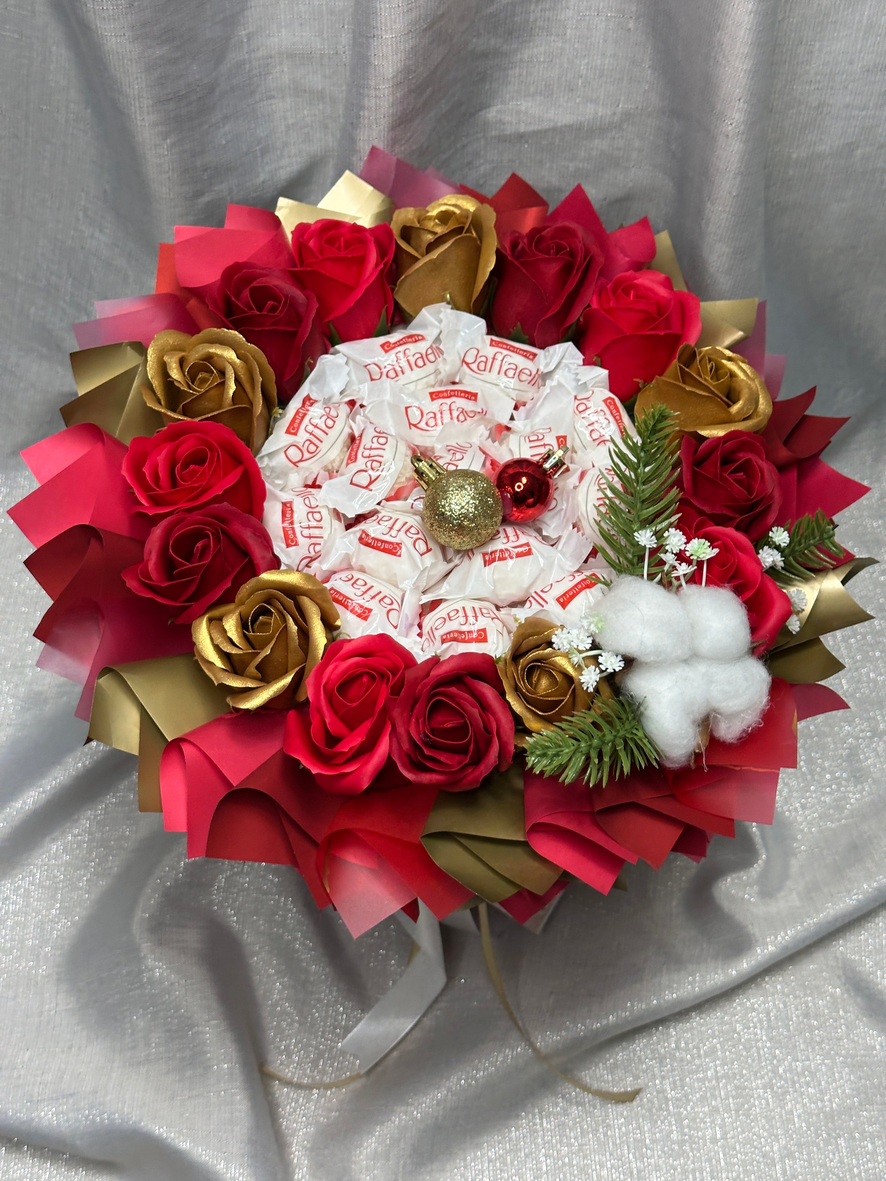 Weihnachtlicher Strauß mit Seifenrosen und Raffaello