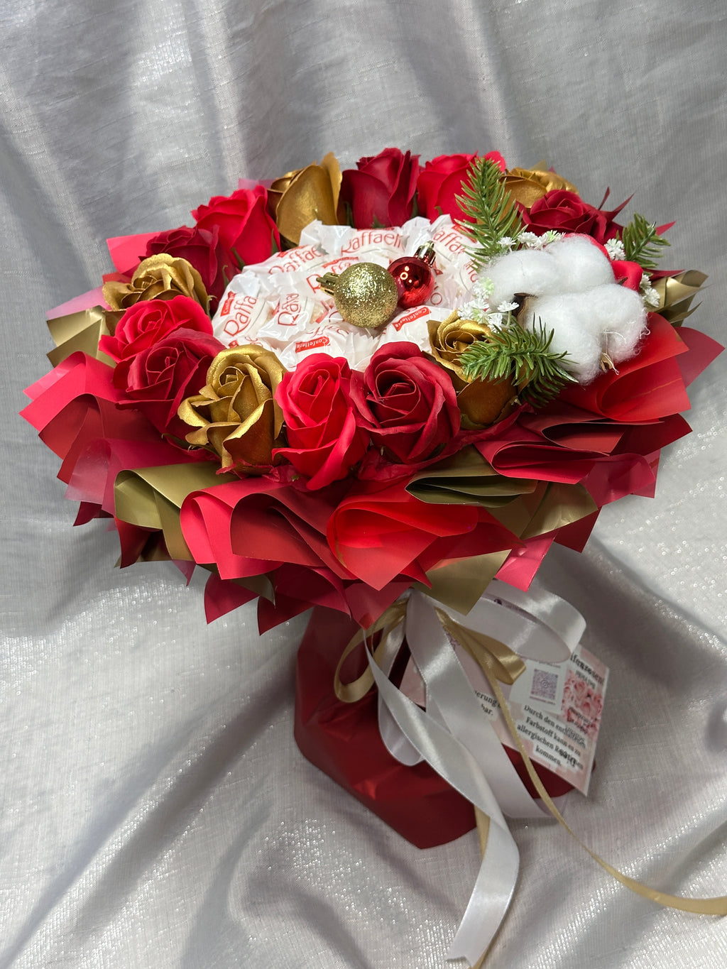 Weihnachtlicher Strauß mit Seifenrosen und Raffaello