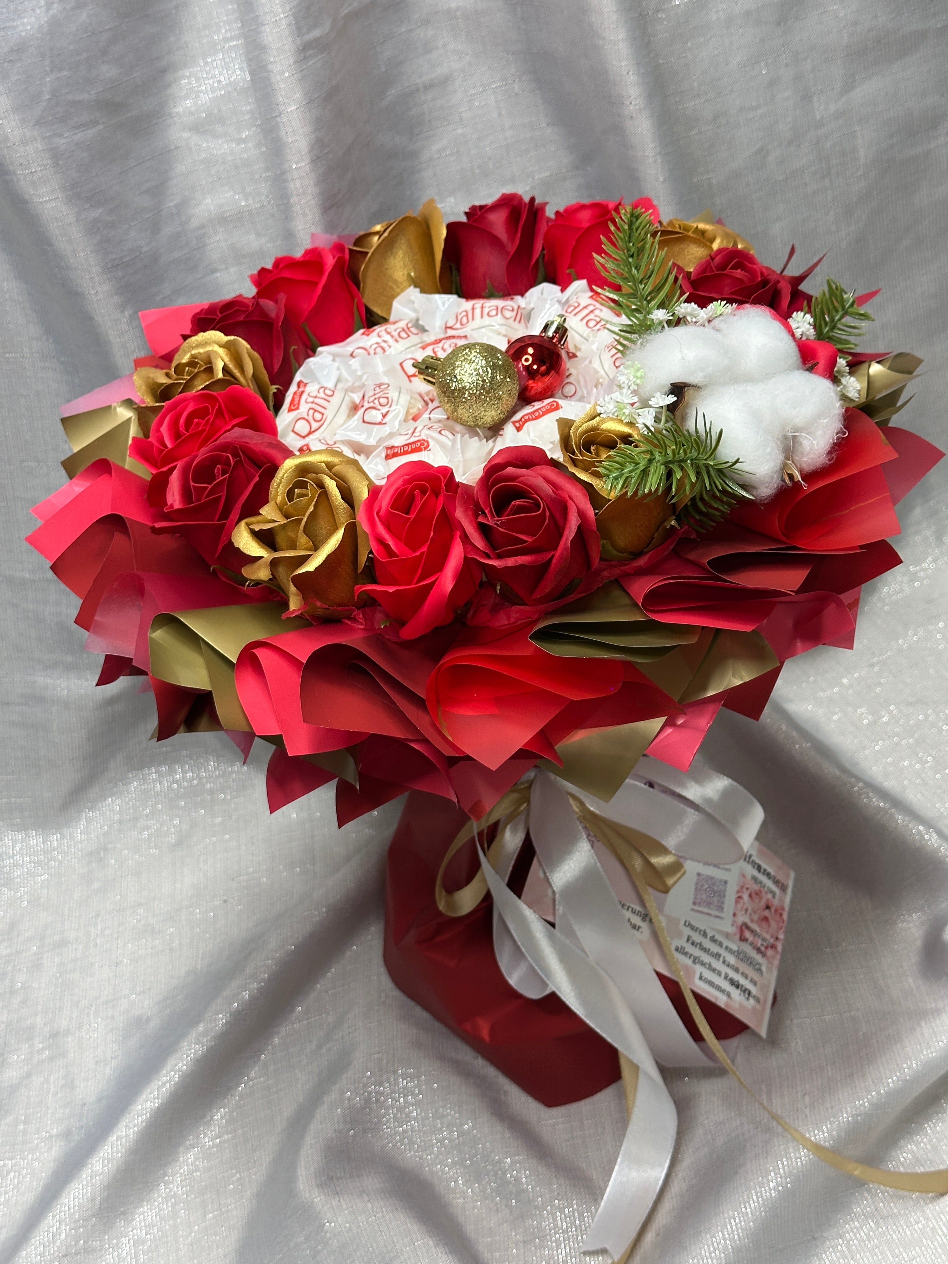 Weihnachtlicher Strauß mit Seifenrosen und Raffaello