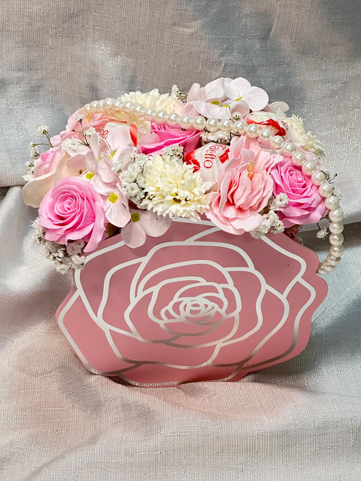 Täschchen (Rose) mit Gemischten Seifenblumen und Raffaello