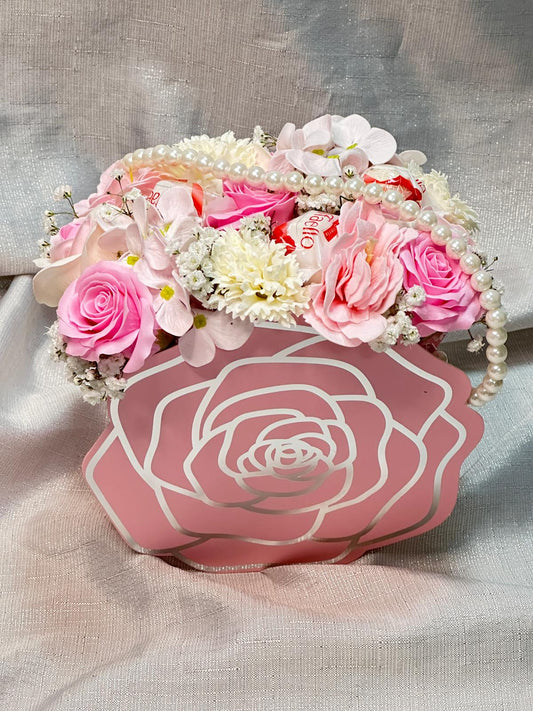 Täschchen (Rose) mit Gemischten Seifenblumen und Raffaello