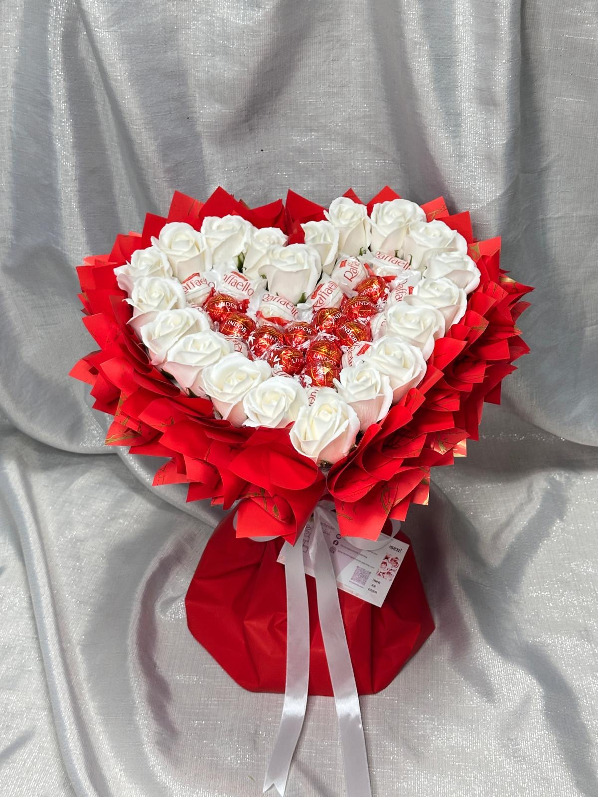 Luxus-Blumenstrauß S mit Seifenrosen, Raffaello & Lindor Pralinen - Exklusives Geschenkarrangement