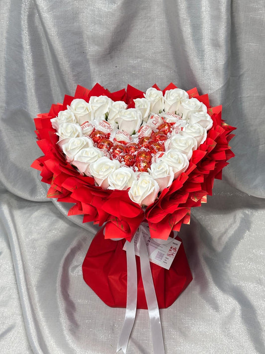 Luxus-Blumenstrauß S mit Seifenrosen, Raffaello & Lindor Pralinen - Exklusives Geschenkarrangement