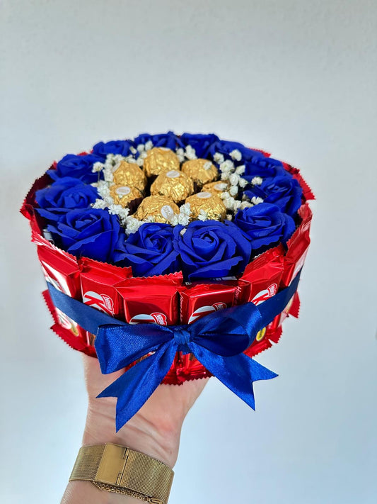 KitKat Torte mit Seifenrosen und Ferrero Rocher