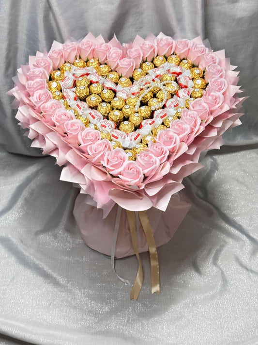 Exklusiver XL Herzstrauß in rosa mit Raffaello und Ferrero Rocher