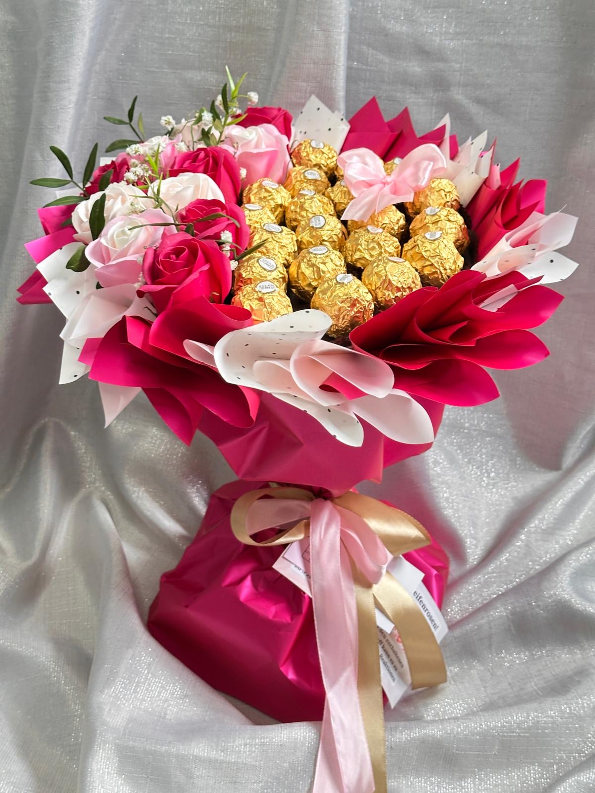 Runder Strauß mit Seitlichen Seifenrosen und Raffaello