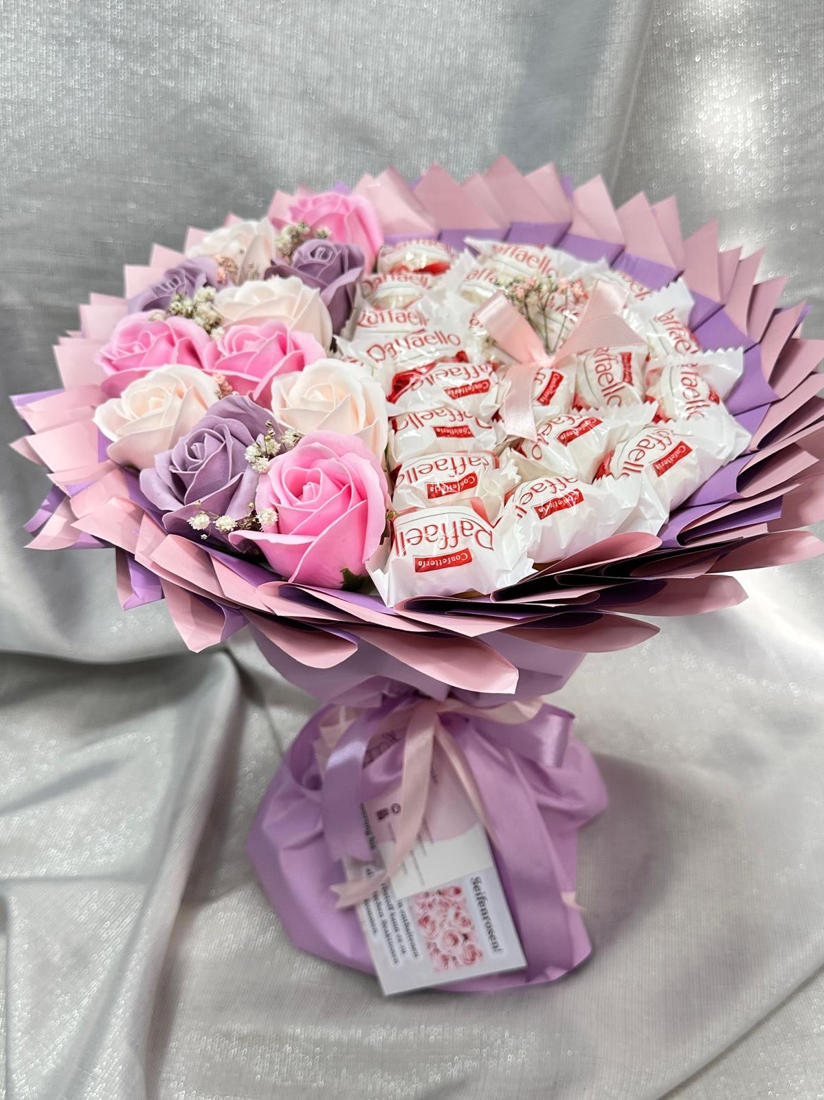 Runder Strauß mit Seitlichen Seifenrosen und Raffaello